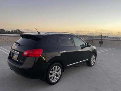 Black 2011 Nissan Rogue SV