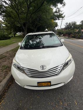 White 2017 Toyota Sienna XLE Premium