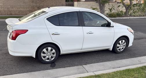 White 2015 Nissan Versa 1.6 SV