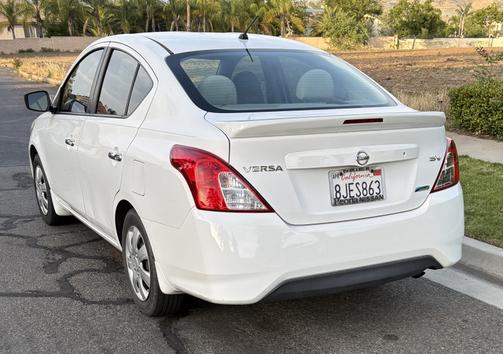 White 2015 Nissan Versa 1.6 SV