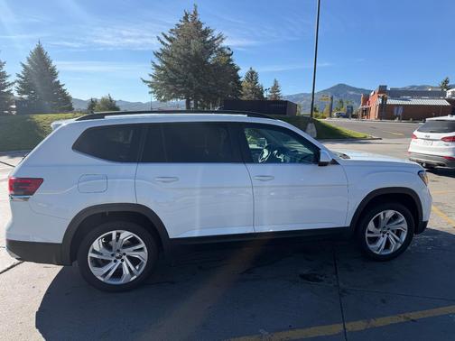 White 2021 Volkswagen Atlas 2.0T SE w/Technology