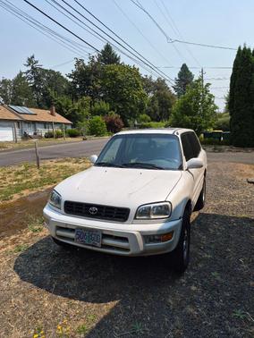 White 1999 Toyota RAV4 4WD