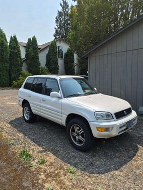White 1999 Toyota RAV4 4WD