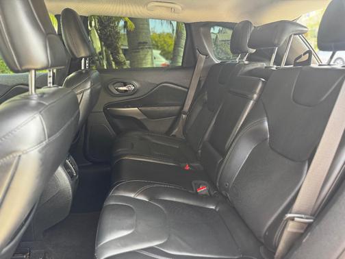 Red 2019 Jeep Cherokee Limited