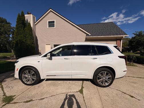 White 2021 Cadillac XT6 Premium Luxury AWD