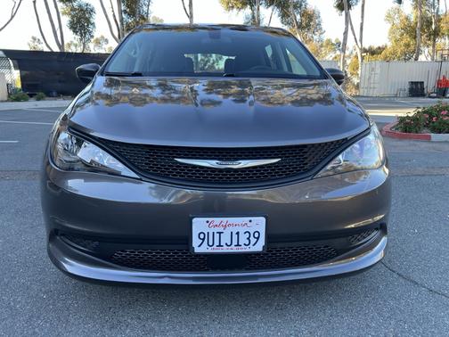 2022 Chrysler Voyager LX