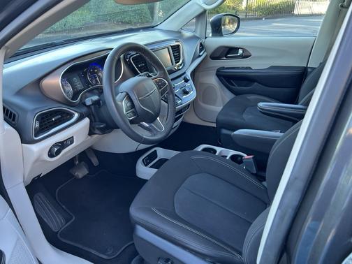 2022 Chrysler Voyager LX