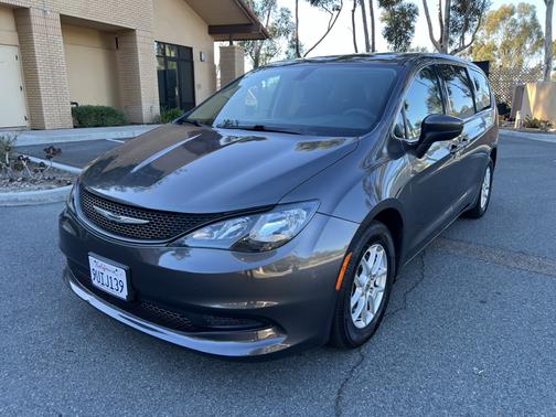 2022 Chrysler Voyager LX