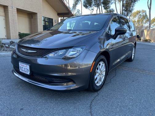 2022 Chrysler Voyager LX