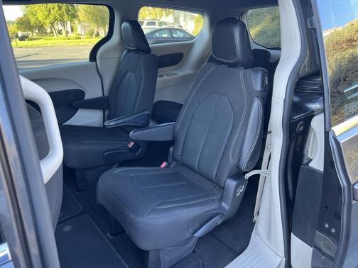 2022 Chrysler Voyager LX