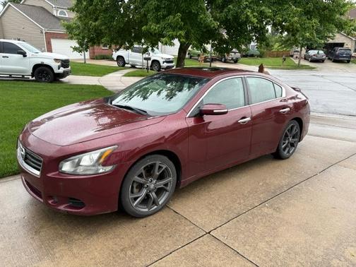Red 2013 Nissan Maxima SV