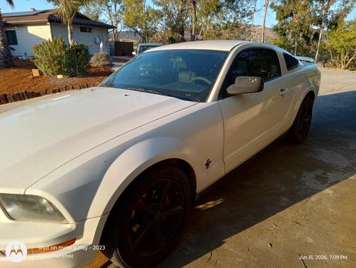 White 2005 Ford Mustang Deluxe