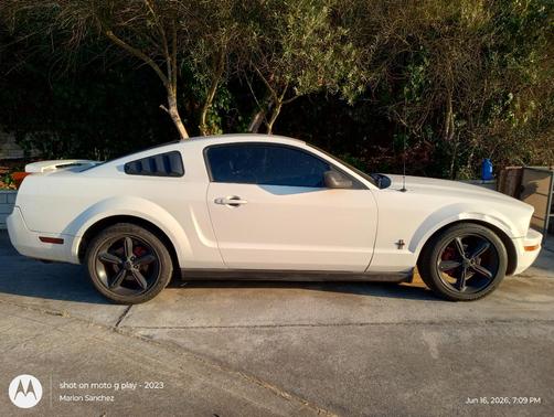 White 2005 Ford Mustang Deluxe