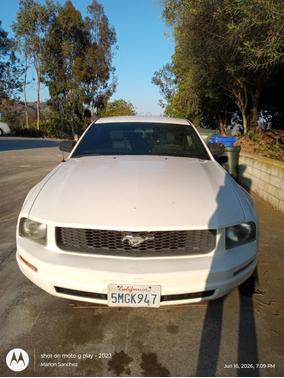 White 2005 Ford Mustang Deluxe