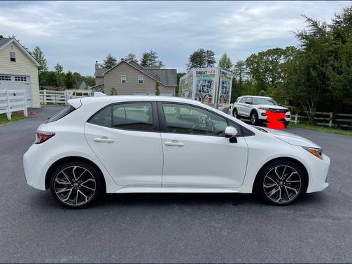 Photo 2 of 25 of 2019 Toyota Corolla Hatchback XSE