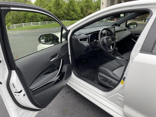 Photo 5 of 25 of 2019 Toyota Corolla Hatchback XSE