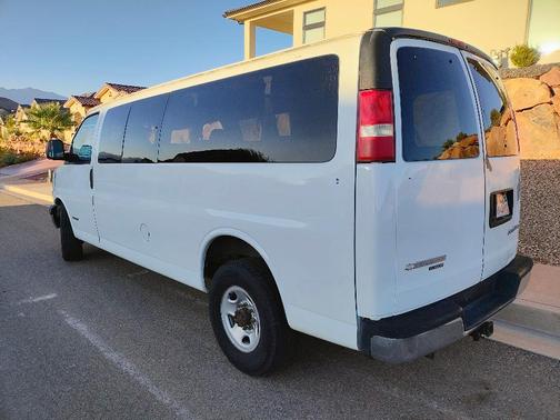 White 2004 Chevrolet Express 3500 Base