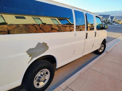 White 2004 Chevrolet Express 3500 Base
