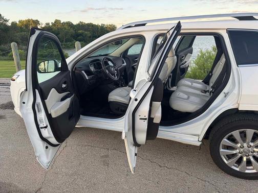 White 2016 Jeep Cherokee Overland