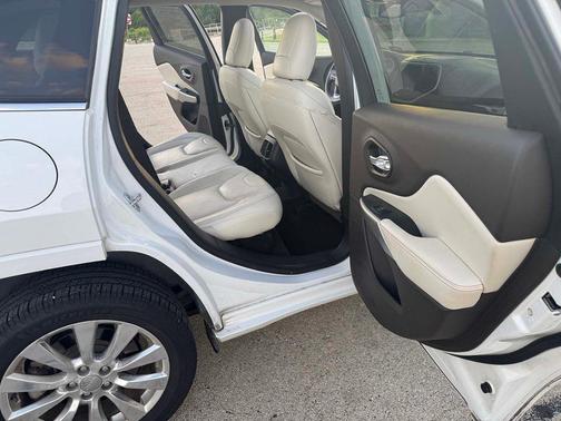 White 2016 Jeep Cherokee Overland