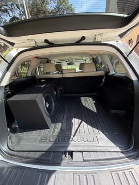 White 2011 Subaru Outback 3.6 R Limited