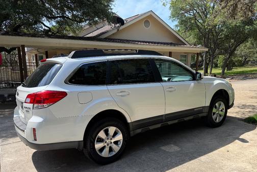 White 2011 Subaru Outback 3.6 R Limited
