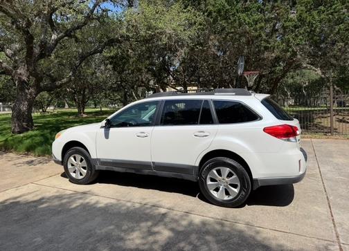 White 2011 Subaru Outback 3.6 R Limited