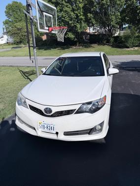 White 2014 Toyota Camry SE