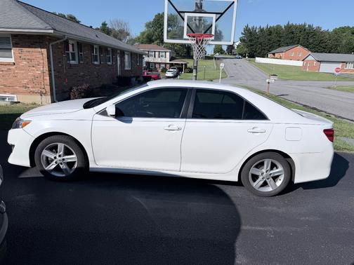 White 2014 Toyota Camry SE