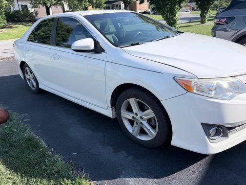 White 2014 Toyota Camry SE