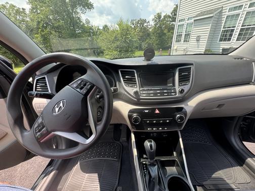 Black 2017 Hyundai TUCSON SE