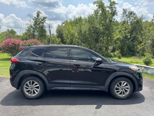 Black 2017 Hyundai TUCSON SE