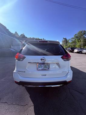 White 2017 Nissan Rogue SV