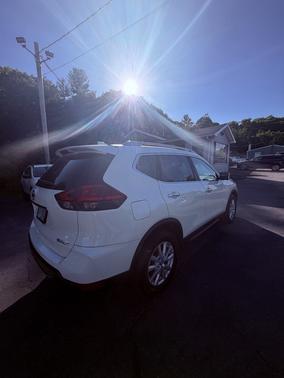 White 2017 Nissan Rogue SV