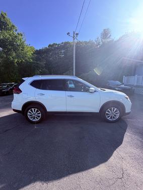 White 2017 Nissan Rogue SV