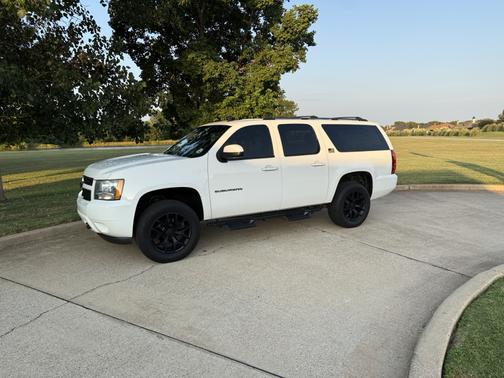 White 2013 Chevrolet Suburban 1500 LT