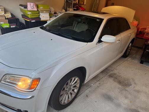 White 2014 Chrysler 300 Base