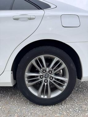 White 2016 Toyota Camry SE