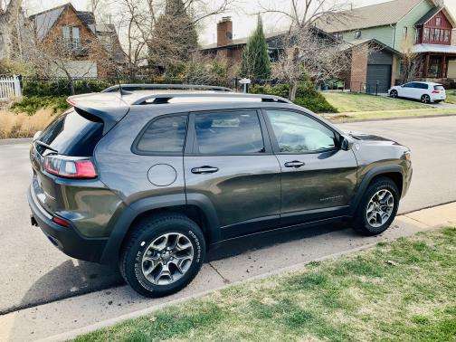 Photo 3 of 19 of 2020 Jeep Cherokee Trailhawk