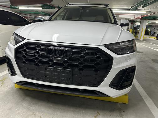 White 2023 Audi Q5 e 55 S line Prestige