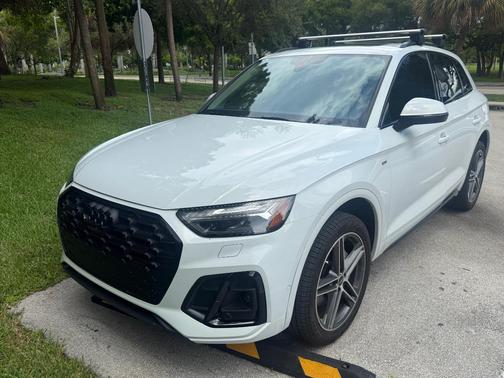 White 2023 Audi Q5 e 55 S line Prestige