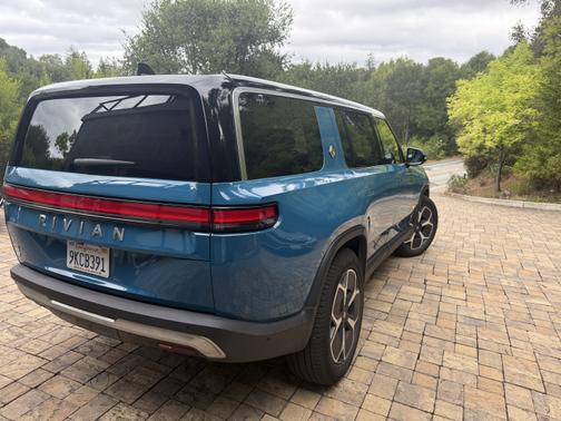 2023 Rivian R1S Adventure Quad-Motor Large Package