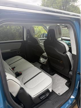 2023 Rivian R1S Adventure Quad-Motor Large Package