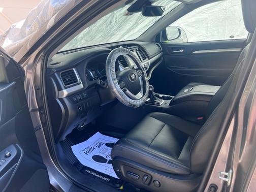 Gray 2019 Toyota Highlander SE