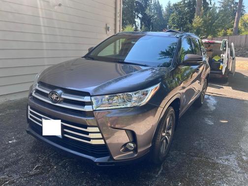 Gray 2019 Toyota Highlander SE