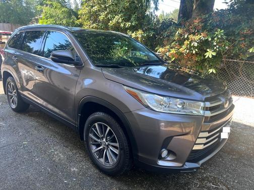 Gray 2019 Toyota Highlander SE