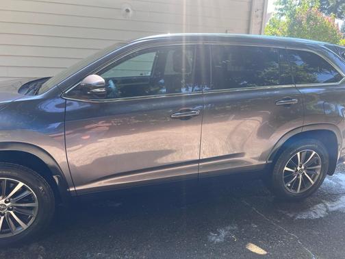 Gray 2019 Toyota Highlander SE