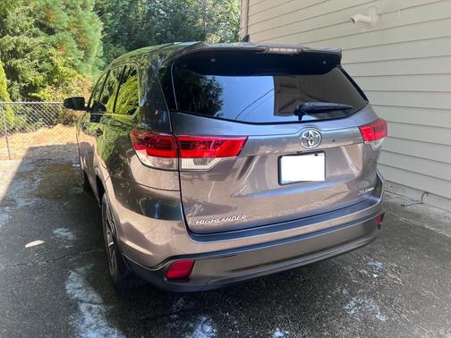 Gray 2019 Toyota Highlander SE
