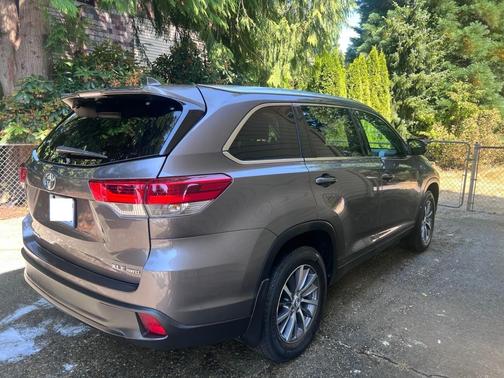 Gray 2019 Toyota Highlander SE