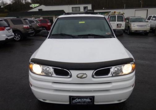 White 2002 Oldsmobile Bravada Base